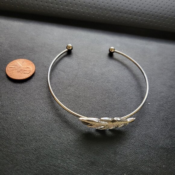 NWT FEATHER STYLE ALLOY CUFF BRACELET FASHION JEWELRY - Picture 2 of 3